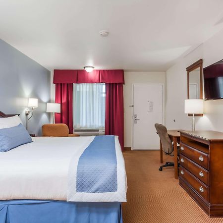 Days Inn By Wyndham Hampton Bagian luar foto