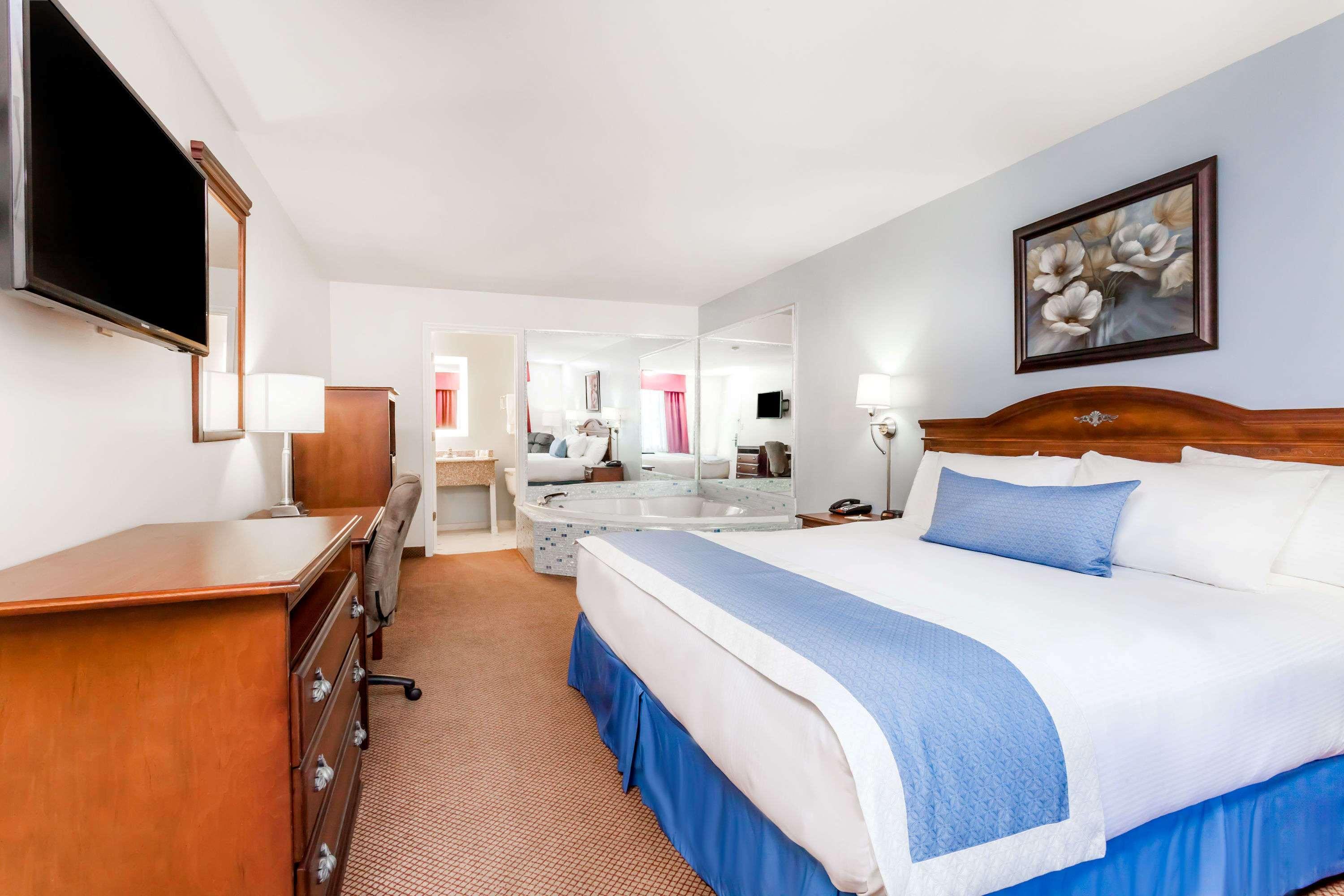 Days Inn By Wyndham Hampton Bagian luar foto