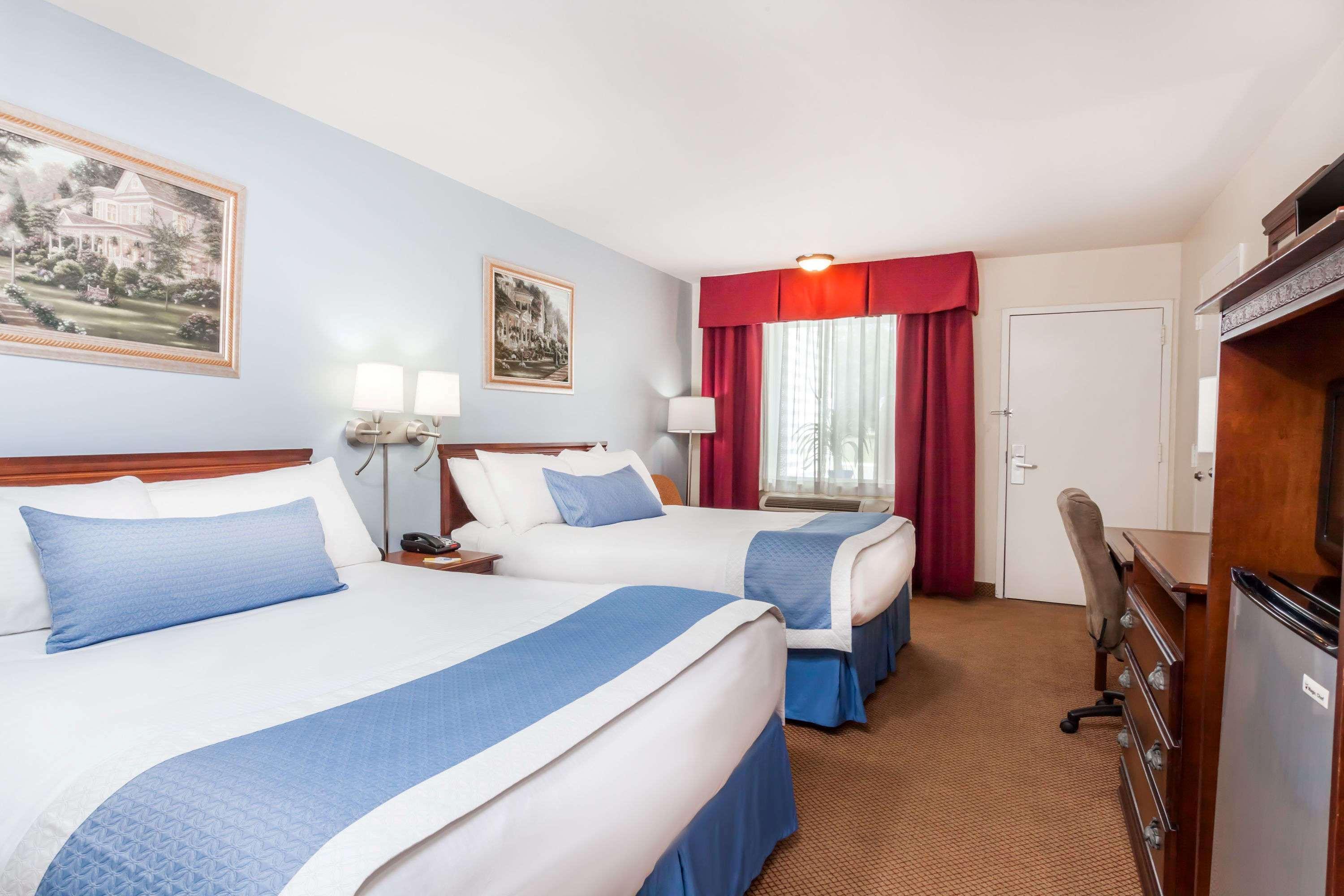 Days Inn By Wyndham Hampton Bagian luar foto