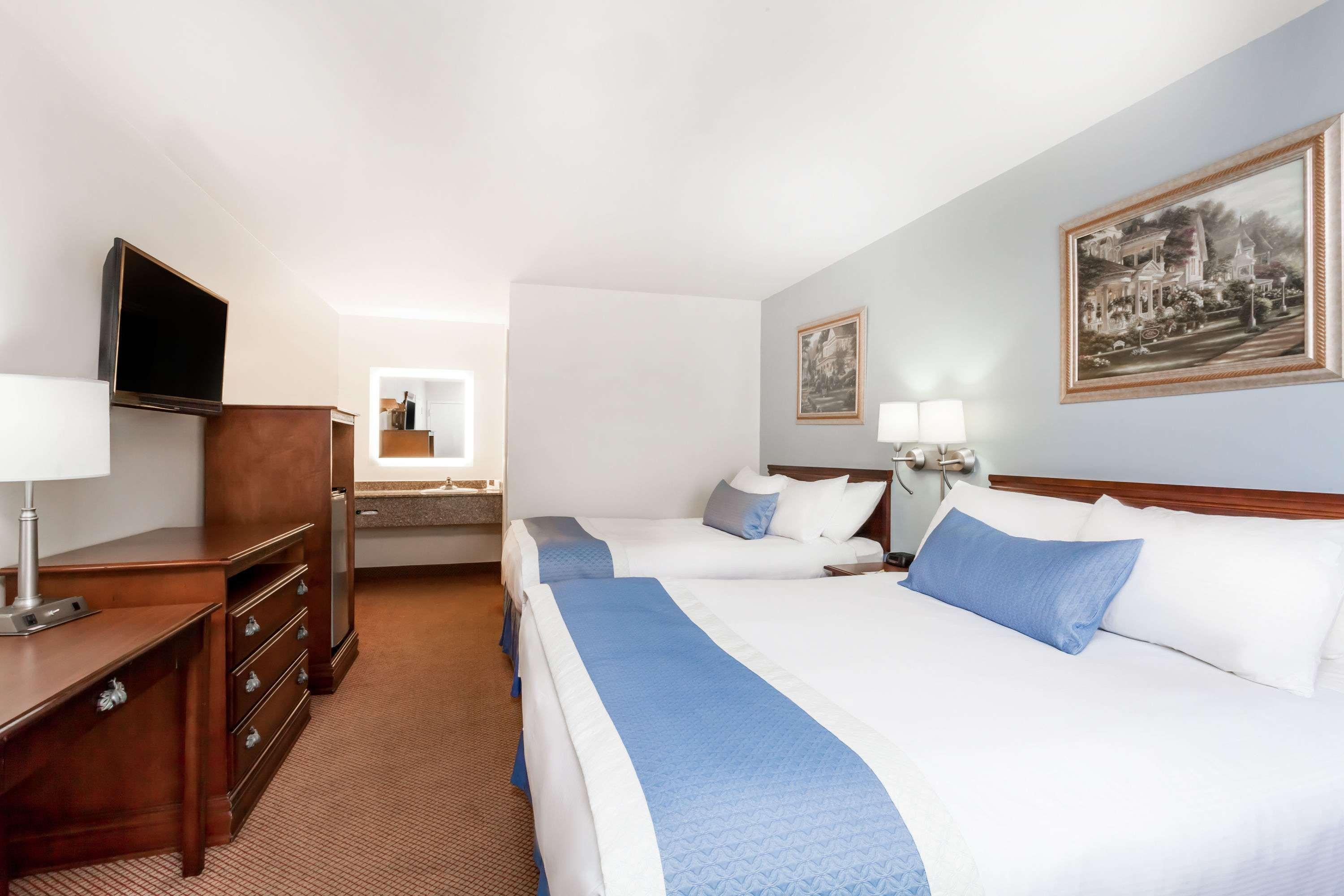 Days Inn By Wyndham Hampton Bagian luar foto