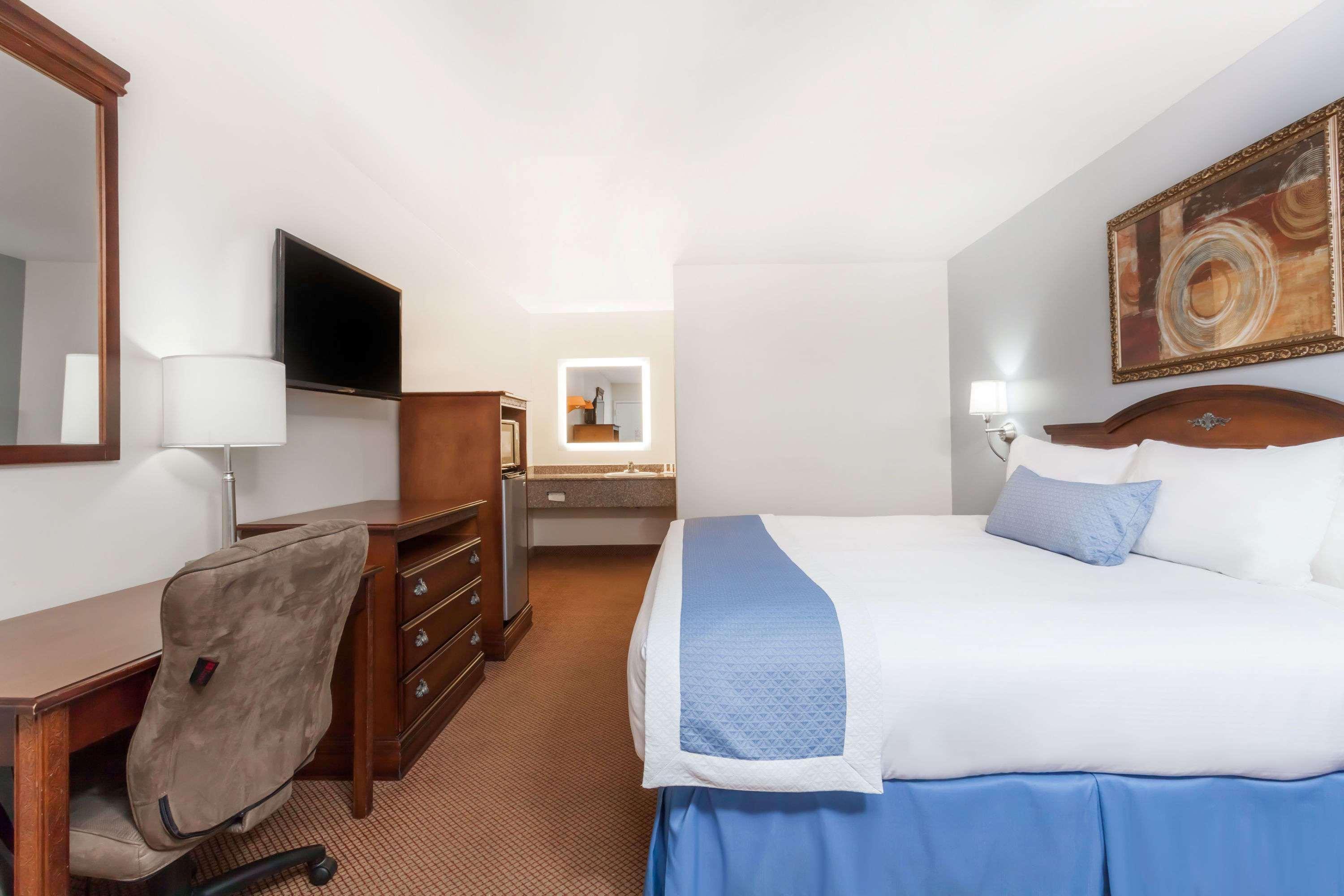 Days Inn By Wyndham Hampton Bagian luar foto