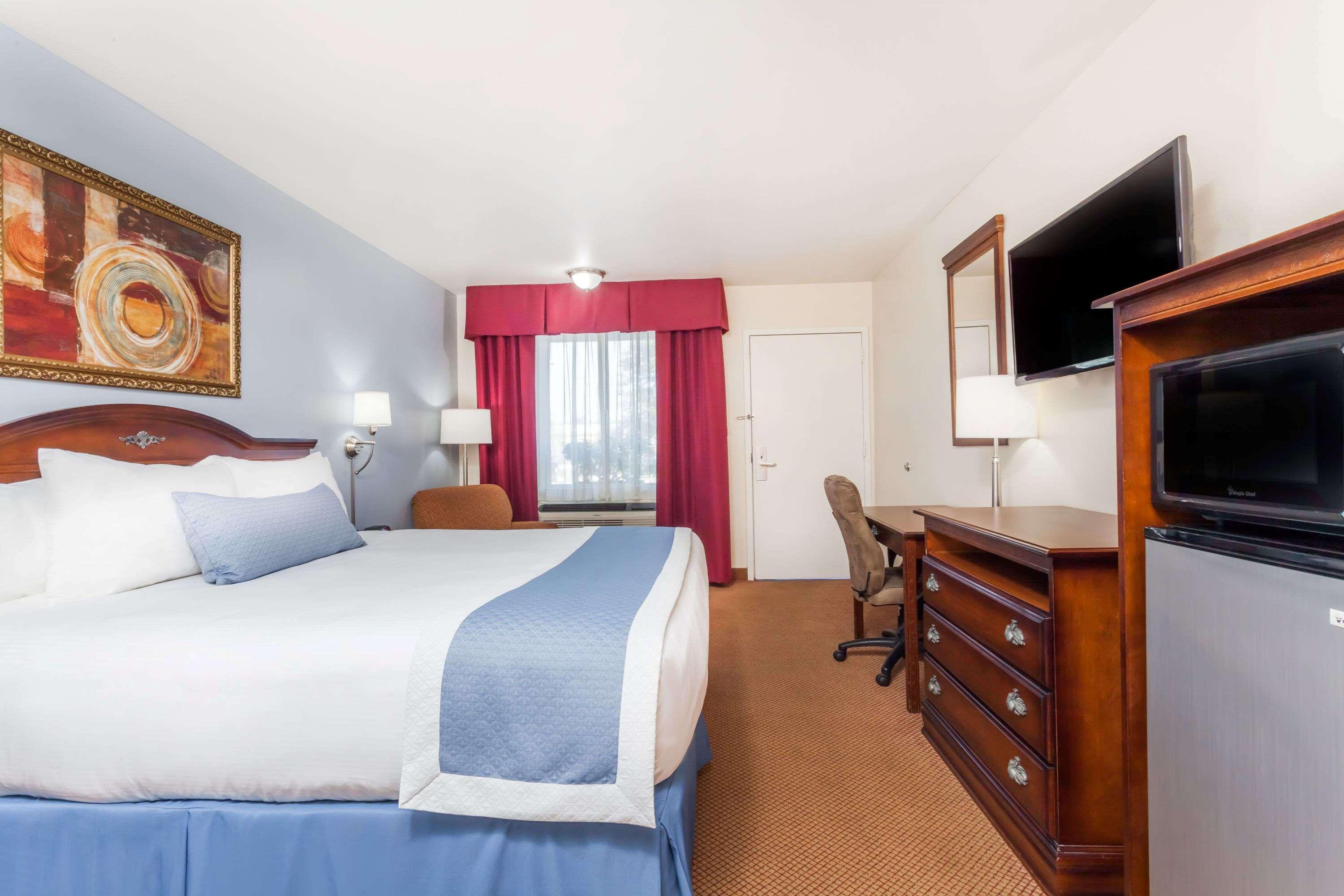 Days Inn By Wyndham Hampton Bagian luar foto