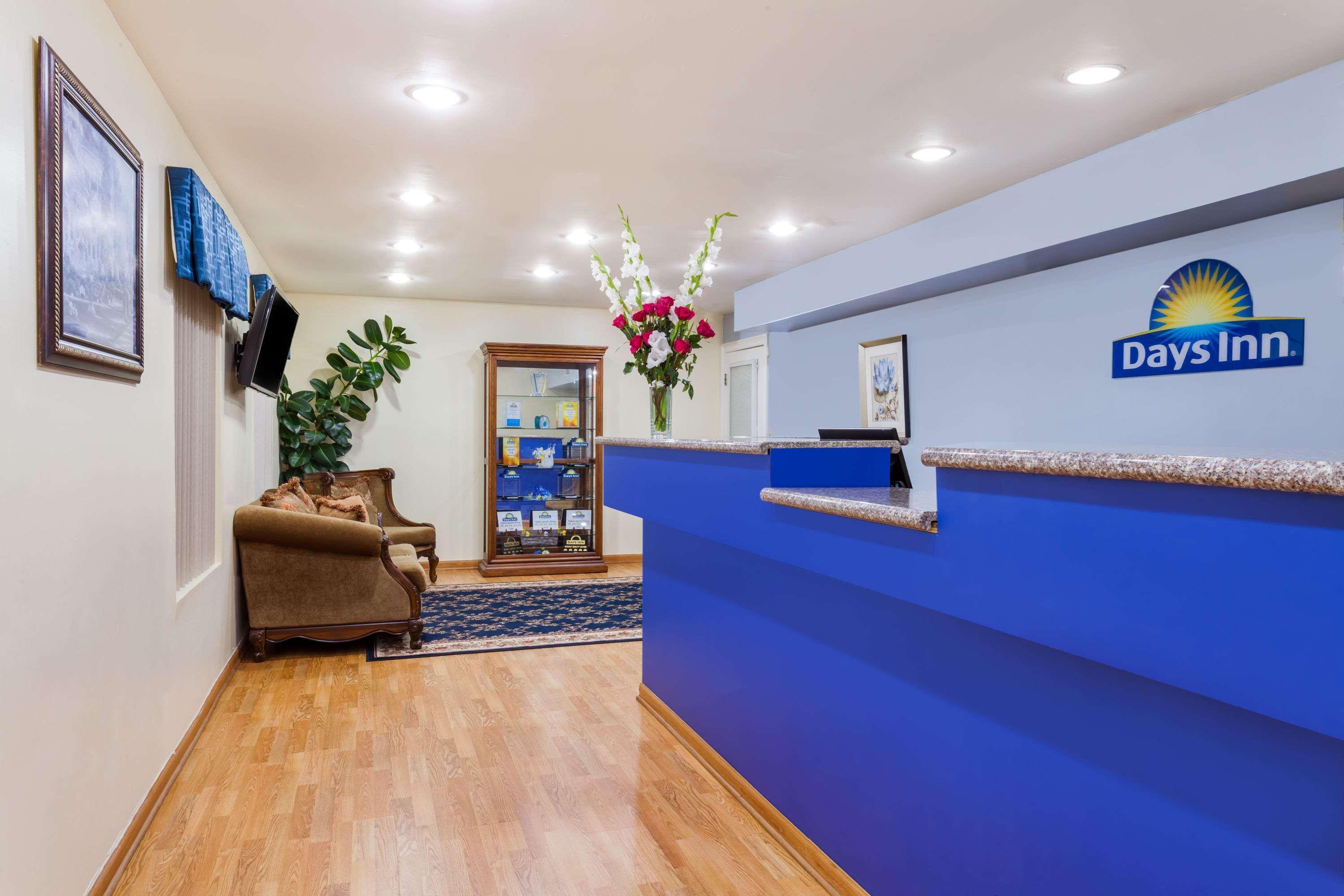 Days Inn By Wyndham Hampton Bagian luar foto