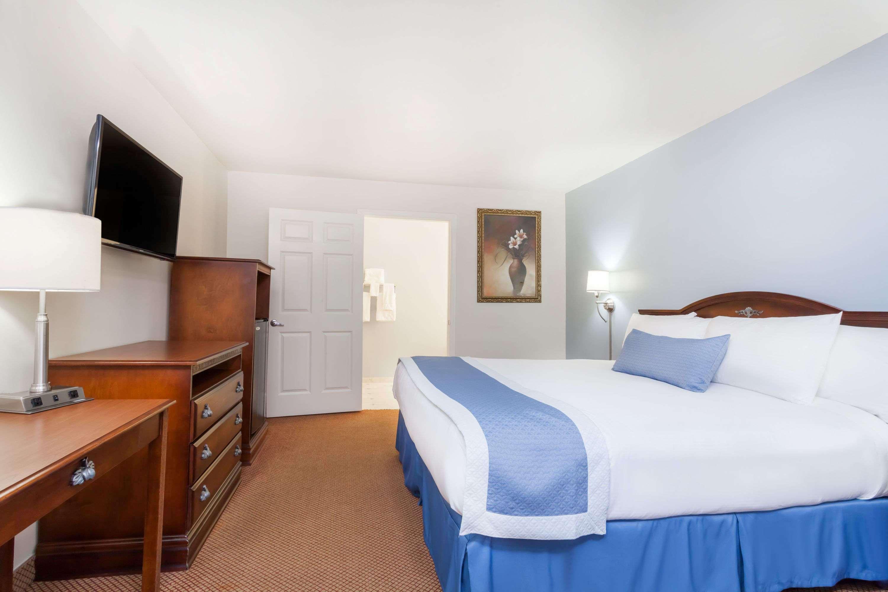 Days Inn By Wyndham Hampton Bagian luar foto