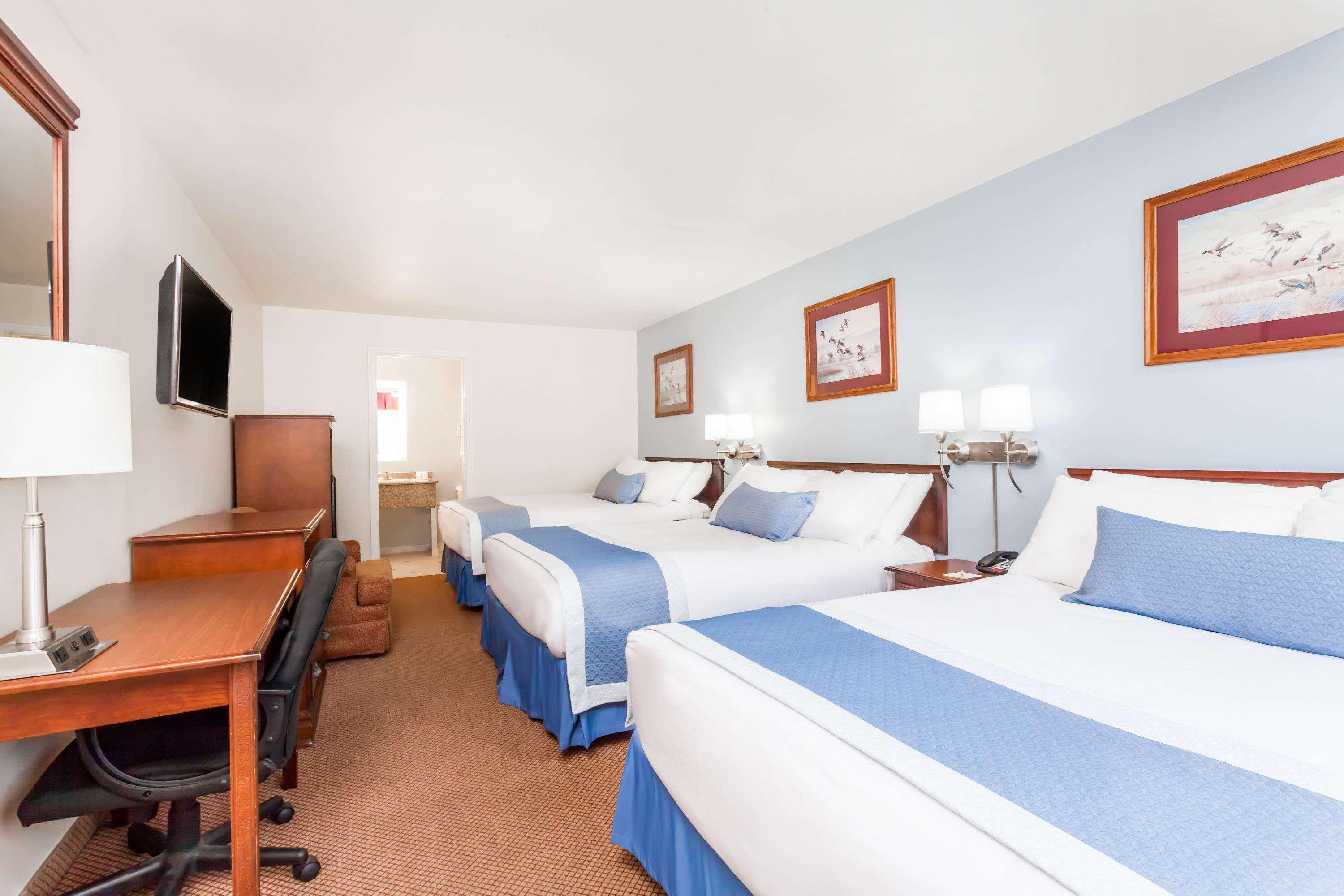 Days Inn By Wyndham Hampton Bagian luar foto