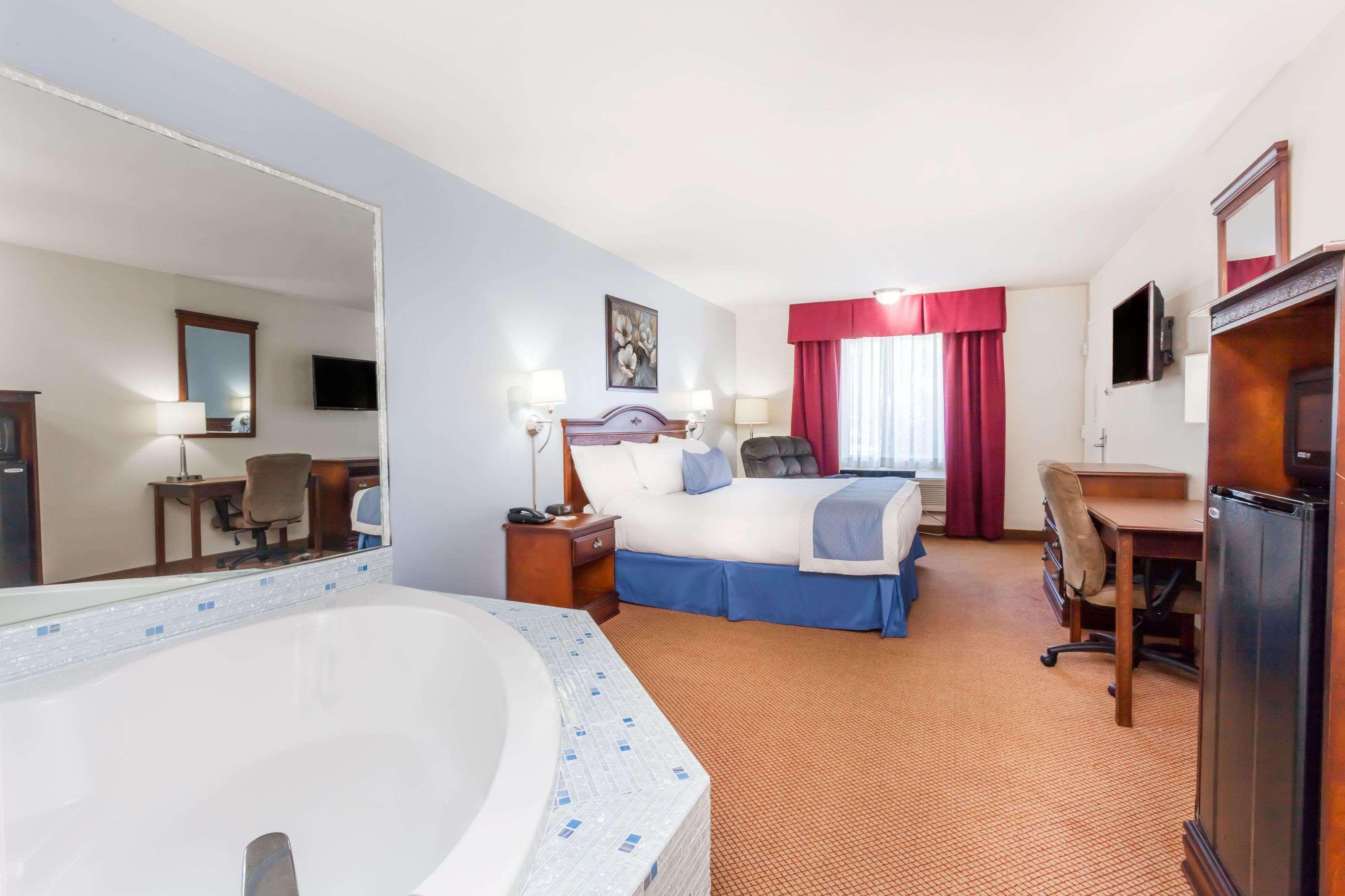 Days Inn By Wyndham Hampton Bagian luar foto